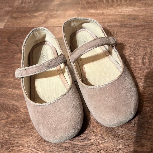 Girl Shoes - Picture 2 of 4